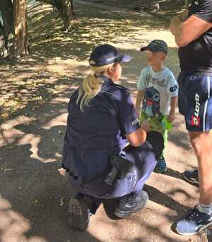Policjantka, chłopczyk oraz osoba zaginiona.