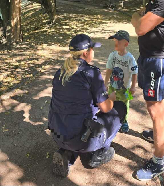 Policjantka, chłopczyk oraz osoba zaginiona.