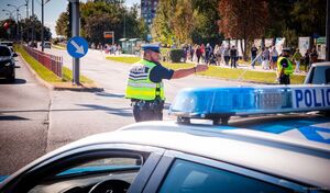 Policjant w trakcie zabezpieczenia przejazdu.