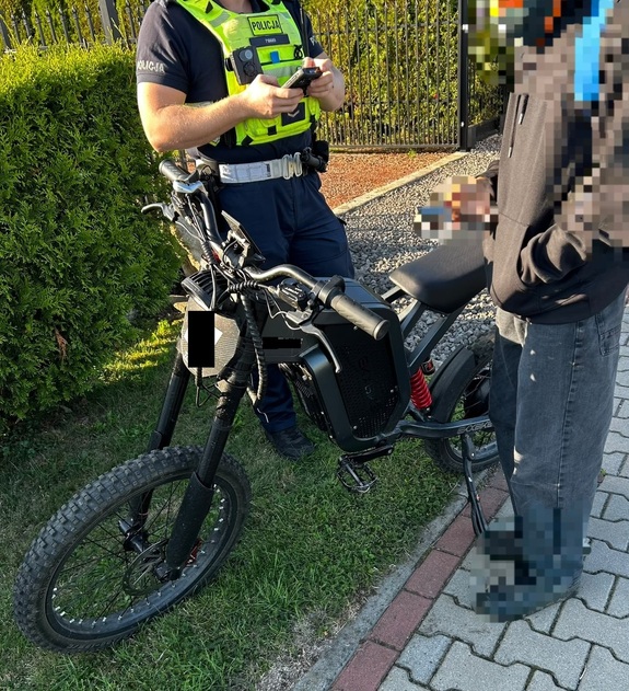 Policjant, chłopiec oraz motocykl.
