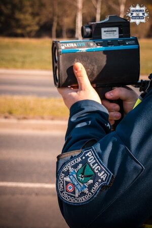 Policjant trzymający radar.